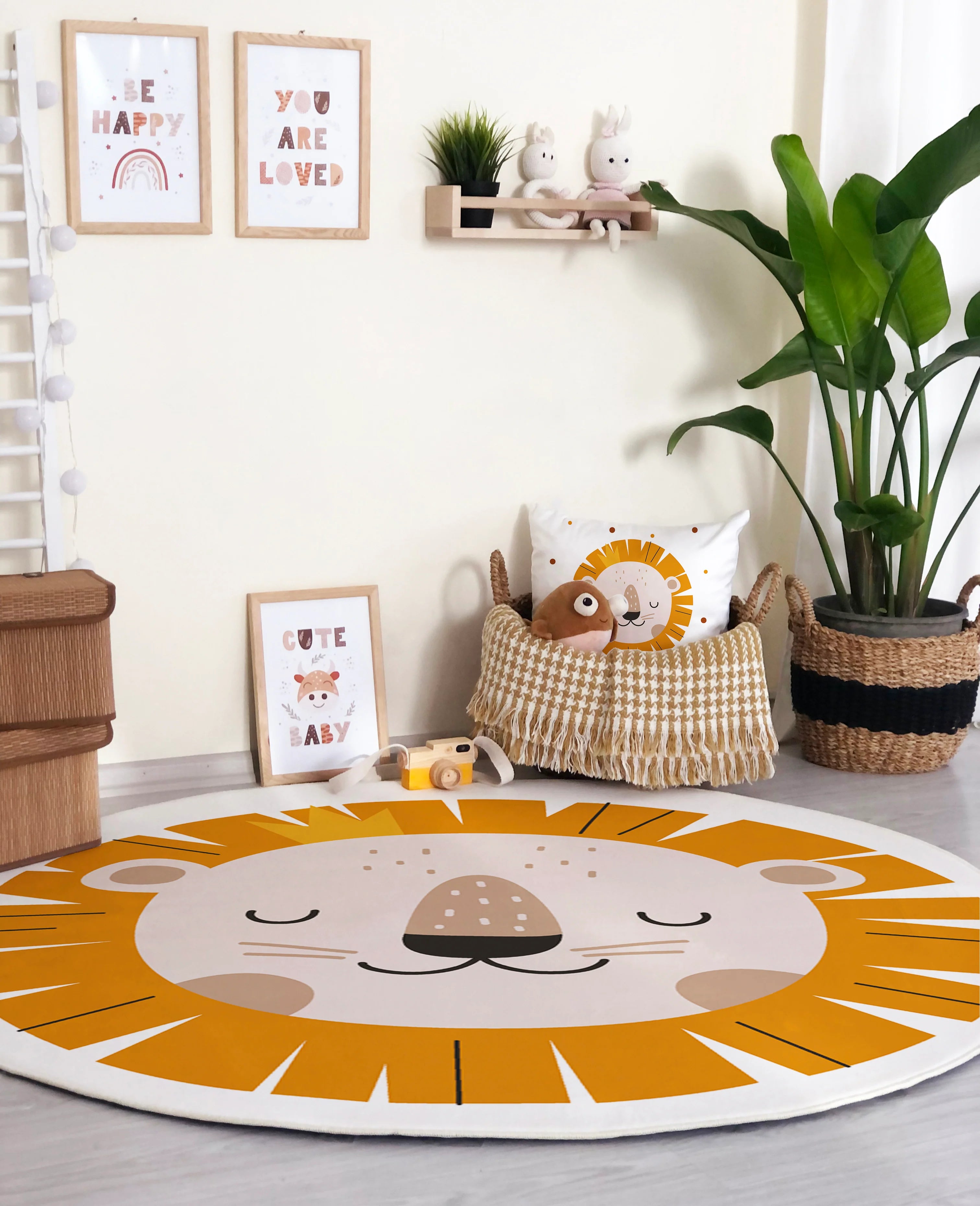 Round Rug with Lion Pattern